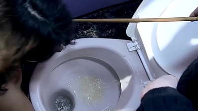 廁所裡的色情片