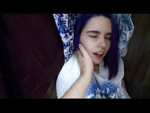 ❤️ 在壁櫥裡找到我姐姐並幫她射精 ☑ 肛色情 在我們
